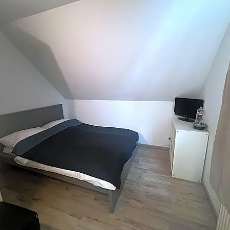 Upper-house Goldener Hirsch Szálloda *